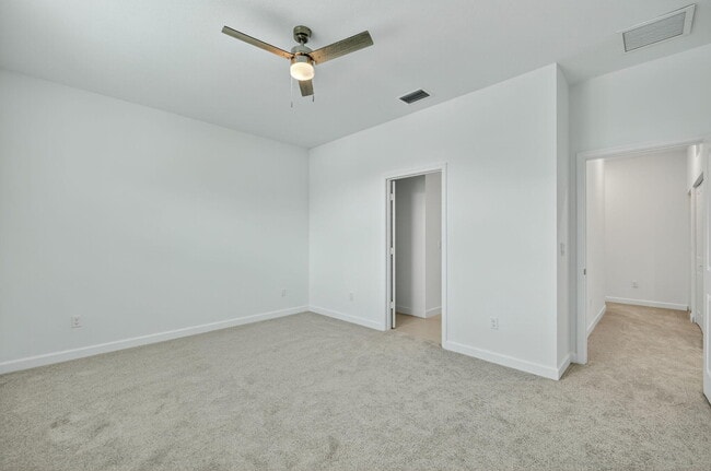 Building Photo - 309 SE Crossoak Ln