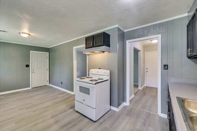 Building Photo - 2408 Southdale Dr