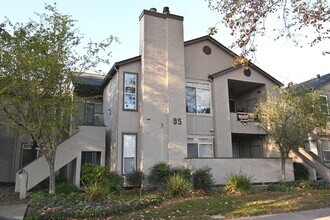 Building Photo - Charming Ground-Floor 2 Bedroom 1 bath Condo close to downtown!