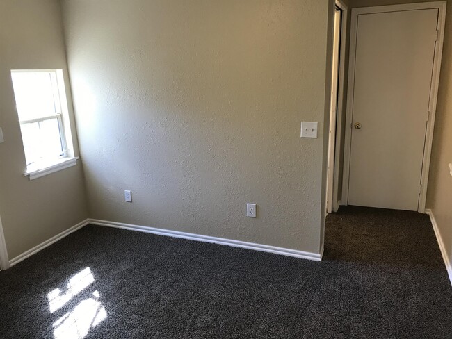 Building Photo - 806 N Park Ave