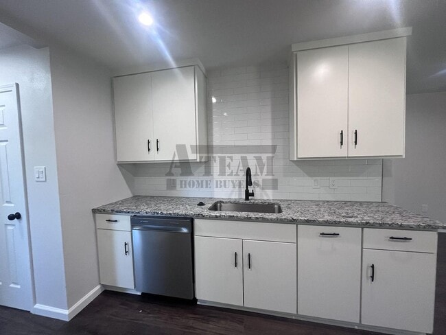 Building Photo - Beautifully updated 3-bedroom, 2-bath home