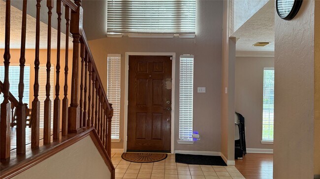 Building Photo - 10310 Hedge Way Dr