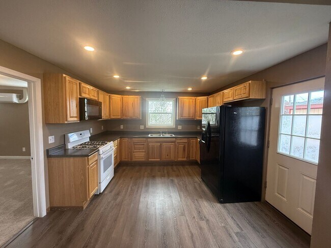 Building Photo - 2 Bedroom House