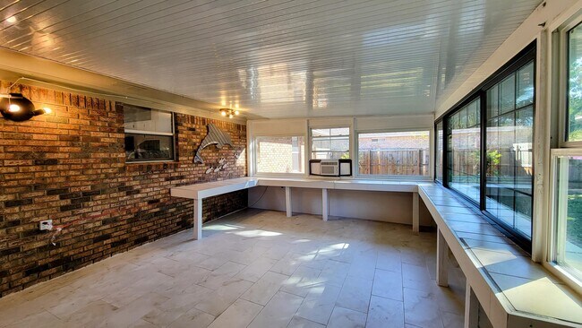 Building Photo - 1223 Redwood Ln