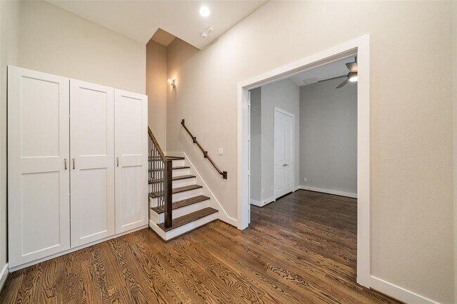 Building Photo - 5815 E Post Oak Ln