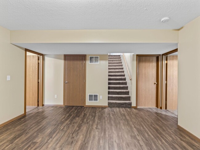 Building Photo - Beautiful Finishes in Newer Neighborhood