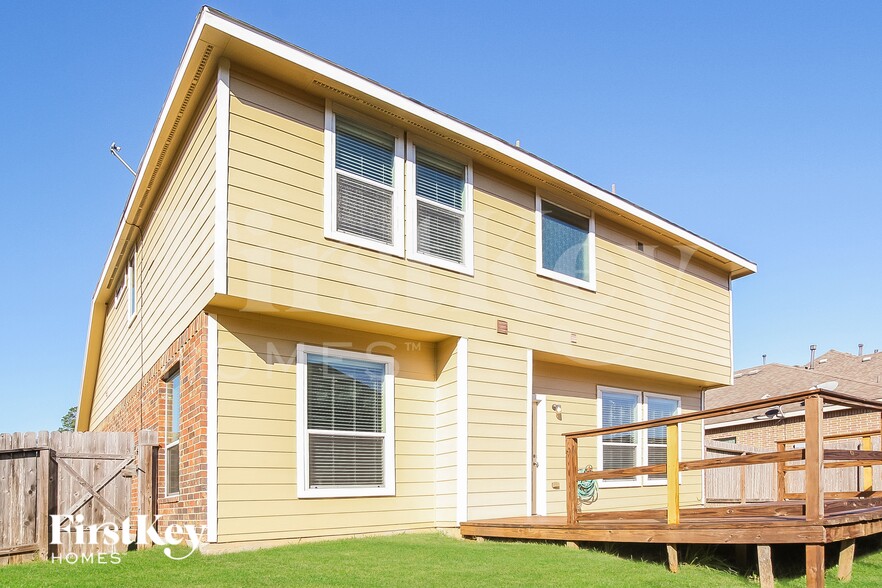 Building Photo - 16318 River Wood Ct
