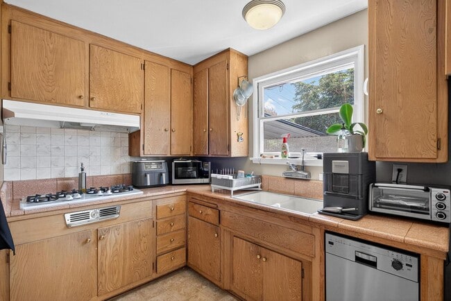 Building Photo - 3 Bed, 2 Bath home in quiet neighborhood