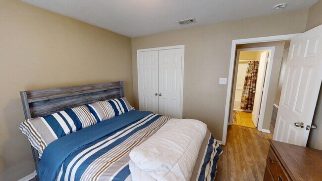 Building Photo - "Charming 3-Bedroom Home with 2 Baths on K...