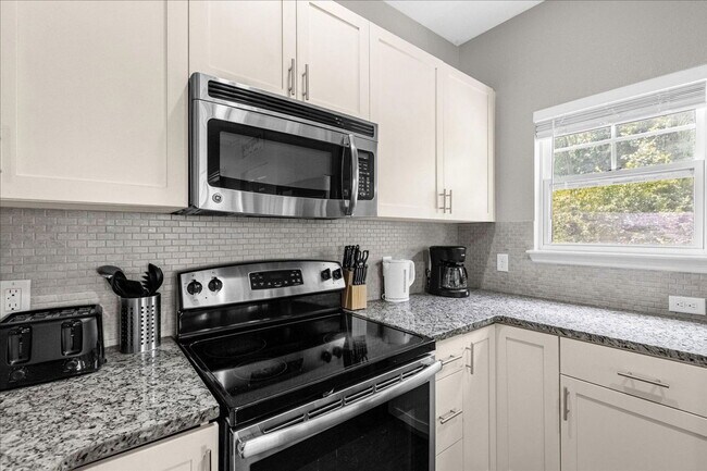 Building Photo - 5350 Diplomat Ct