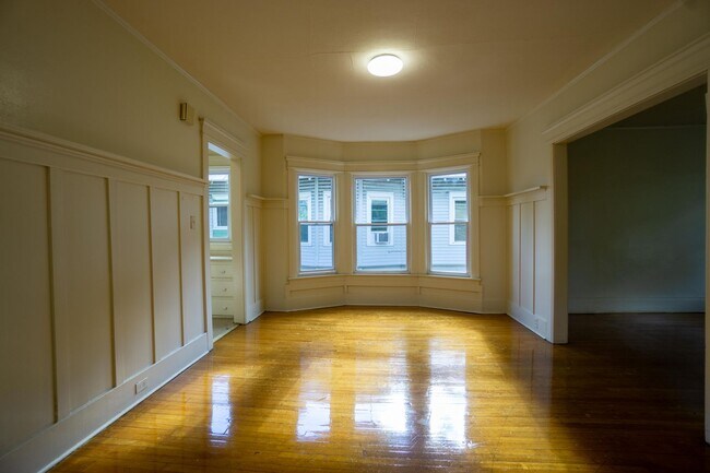 Building Photo - AVAILABLE 8/1/26 - 3 Bedroom with Off-Stre...