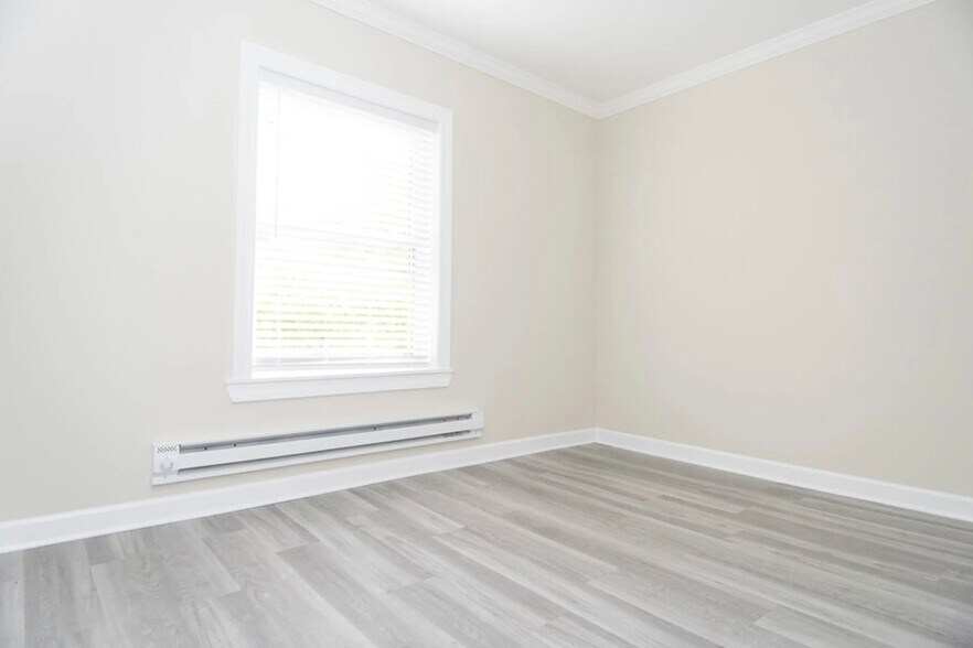 Building Photo - 648 W Roscoe St