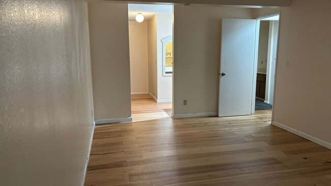 Building Photo - Spacious 3 bed/2 bath condo in Desirable Valley Crest