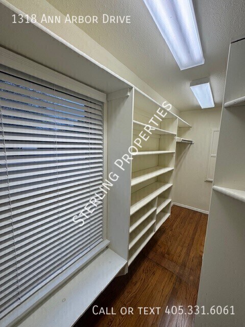 Building Photo - 1318 Ann Arbor Dr