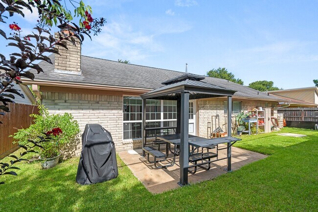 Building Photo - 4914 Tain Dr