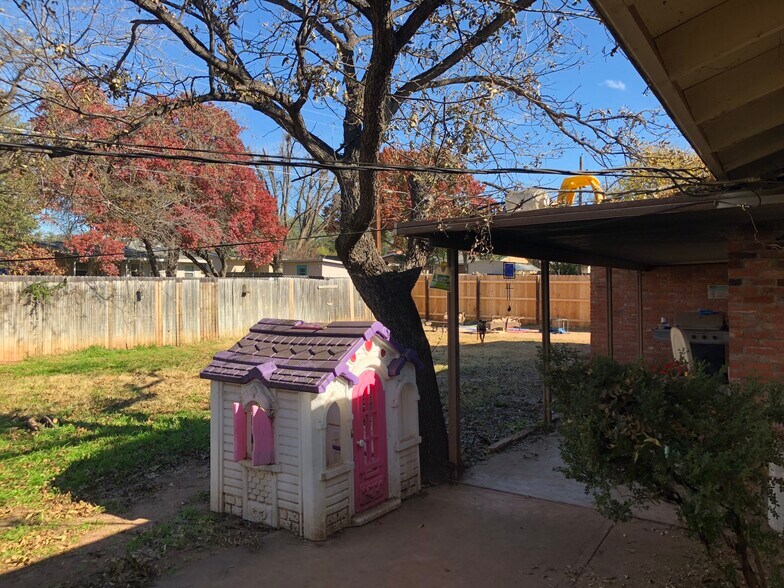 Very large backyard! - 2754 Yale