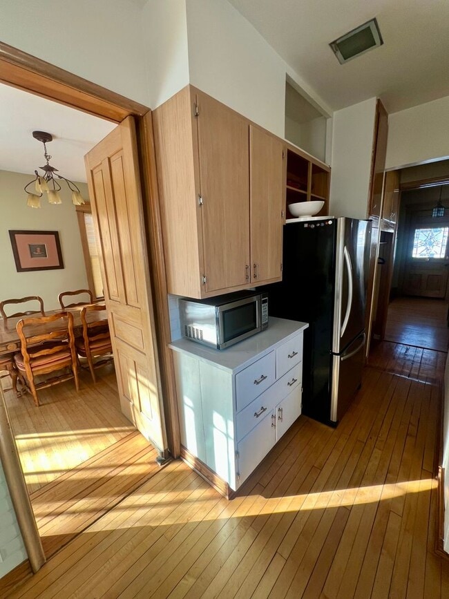 Building Photo - Fully Furnished, Large 3 Bedroom Home!