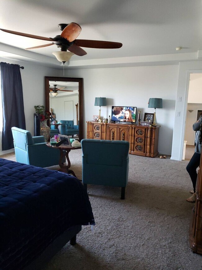 Building Photo - Lovely and spacious 5 bedroom 3 bath Post ...