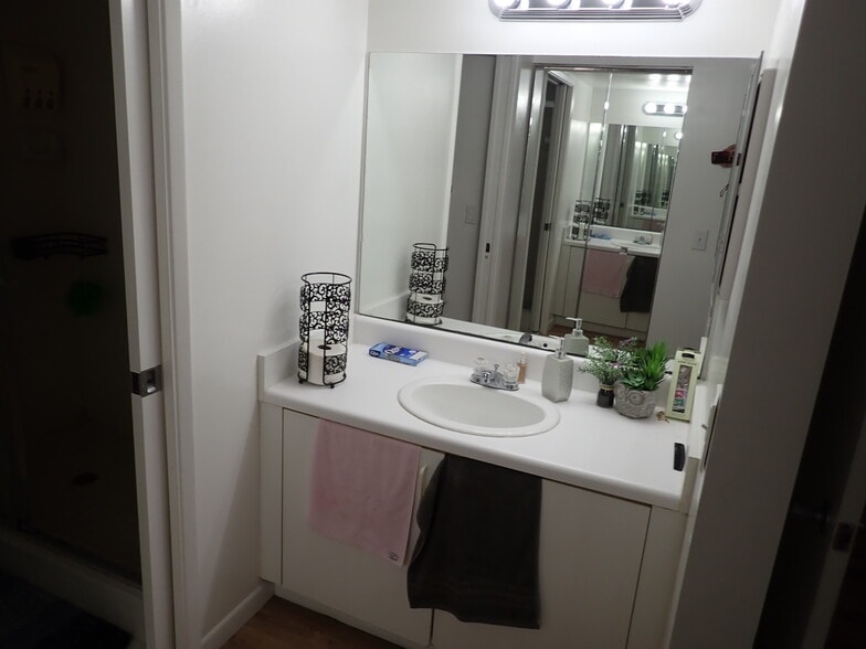 MASTER BATH - 1601 SW 128th Ter