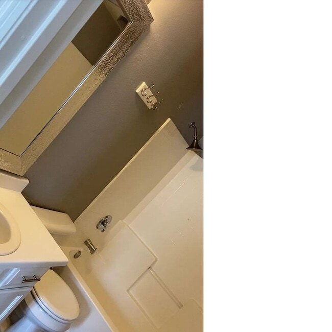 Building Photo - Beautiful Townhome in Excellent Draper Location!