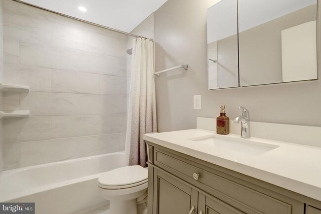 Building Photo - 5759 Independence Cir