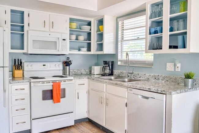Building Photo - 2205 Avenue B