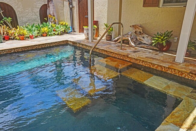 Building Photo - 683 Pelican Way