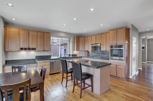 Building Photo - 10071 Clovercrest Dr