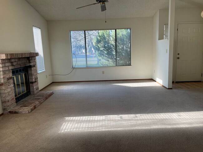 Building Photo - 3 Bedroom 2 Bathroom in Pocket