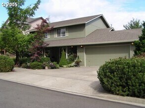 Building Photo - 4 bed, 3 bath in desirable McMinnville Nei...