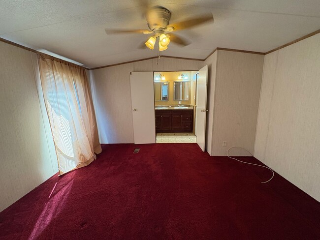 Building Photo - 3 Bedroom in Crawfordville Available Now!