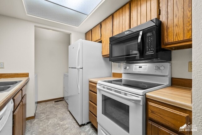 Building Photo - 7242 Foxridge Cir