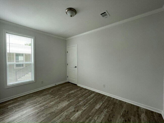 Building Photo - 117 N Lake Dr