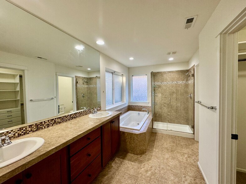 Building Photo - Woodinville Home!