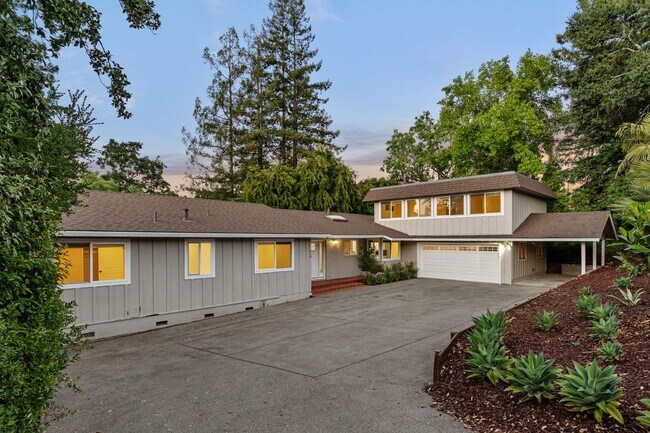 Building Photo - Spacious Menlo Park Retreat with 6 Bedroom...