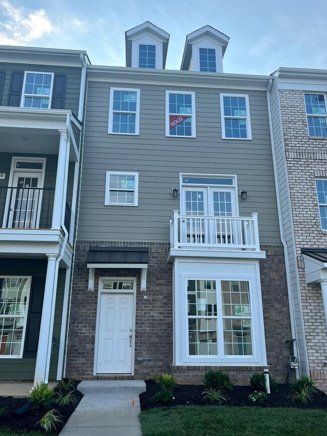 Building Photo - 13808 Village View Dr