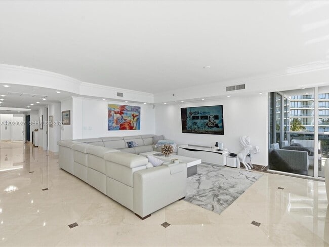 Building Photo - 18911 Collins Ave