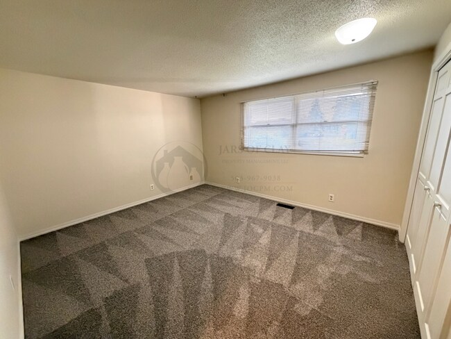 Building Photo - Single Level Duplex- Rent Ready!