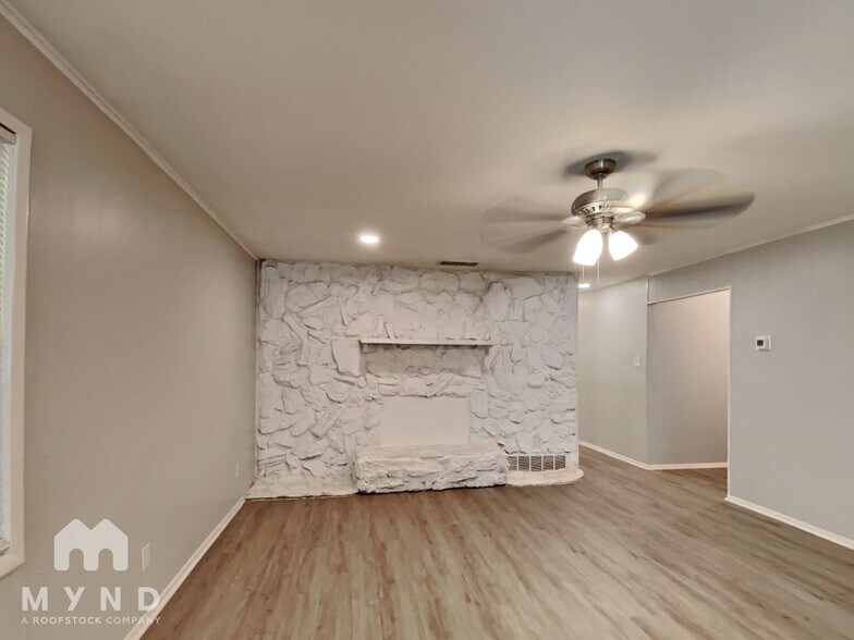 Building Photo - 904 Redbud St