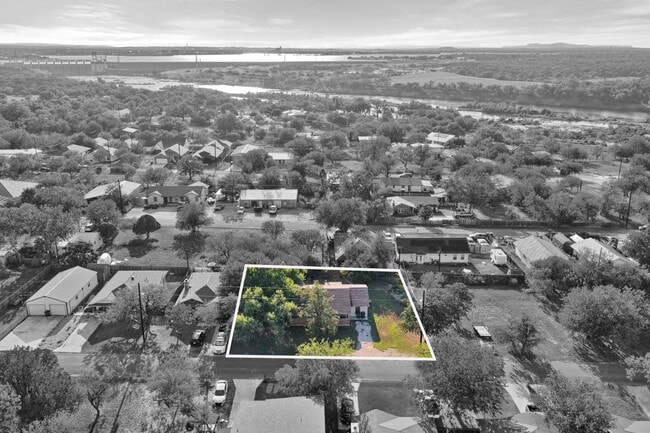 Building Photo - 848 Pecan Ln