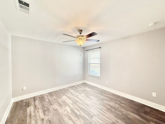 Building Photo - Spacious 3-Bedroom Home - Stonechase