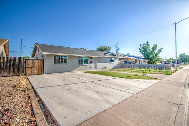 Primary Photo - 3729 W Butler Dr