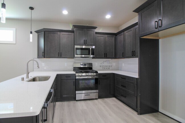 Building Photo - 3 Bedroom, 2.5 Bath Richland Townhome