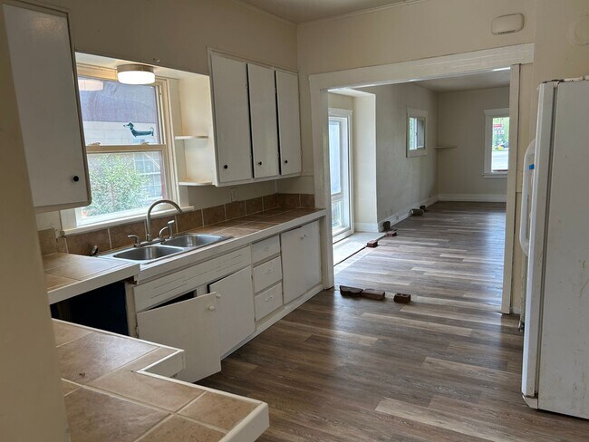 Building Photo - 3 Bed 1 Bath Home With Fresh Updates!!!
