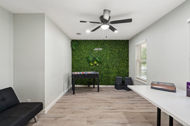 Building Photo - 3400 Laguna Dr