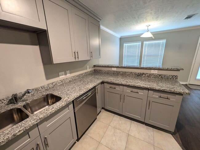 Building Photo - 610 Craig St