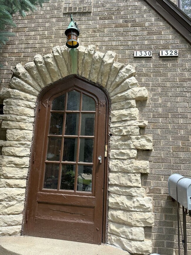 Building Photo - 1328-1330 Martha Washington Dr