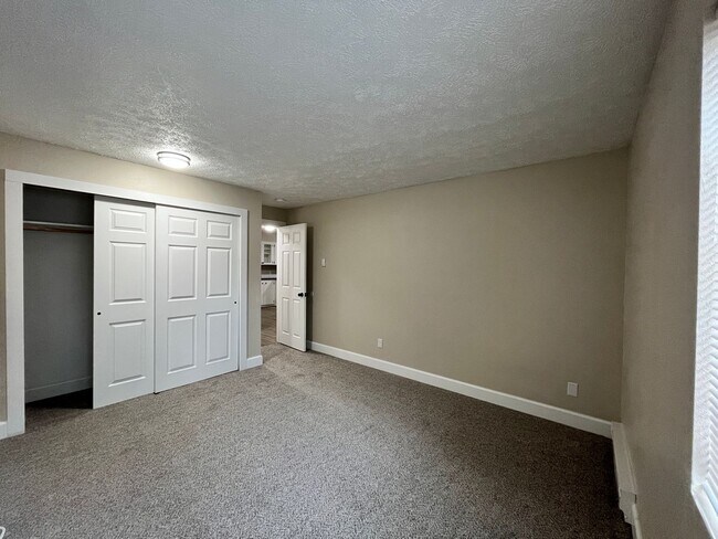 Building Photo - Contemporary 2 Bedroom / 1 Bath in Charmin...