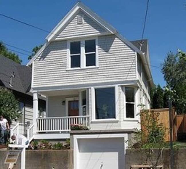 Building Photo - Lovely NE  3 Bed 2 Bath - King Neighborhood - A/C, Garage and Location!