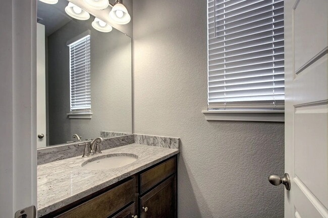 Building Photo - "Charming 2-Bedroom Retreat with 2 Full Baths and Spacious 1793 sq ft Layout in Castle Rock!"